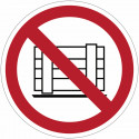 ISO 7010 Verbotszeichen „Durchfahrt nicht behindern“ – P023