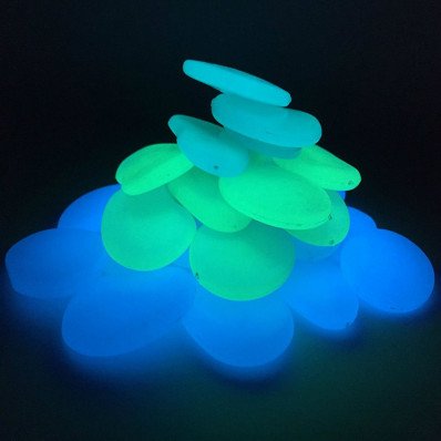 Pequeños guijarros fosforescentes en cristal que se iluminan en