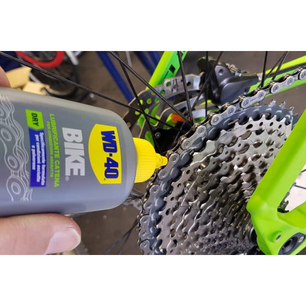 Le lubrifiant pour chaîne WD-40 BIKE est conçu pour le cyclisme dans des  conditions poussiéreuses et sèches
